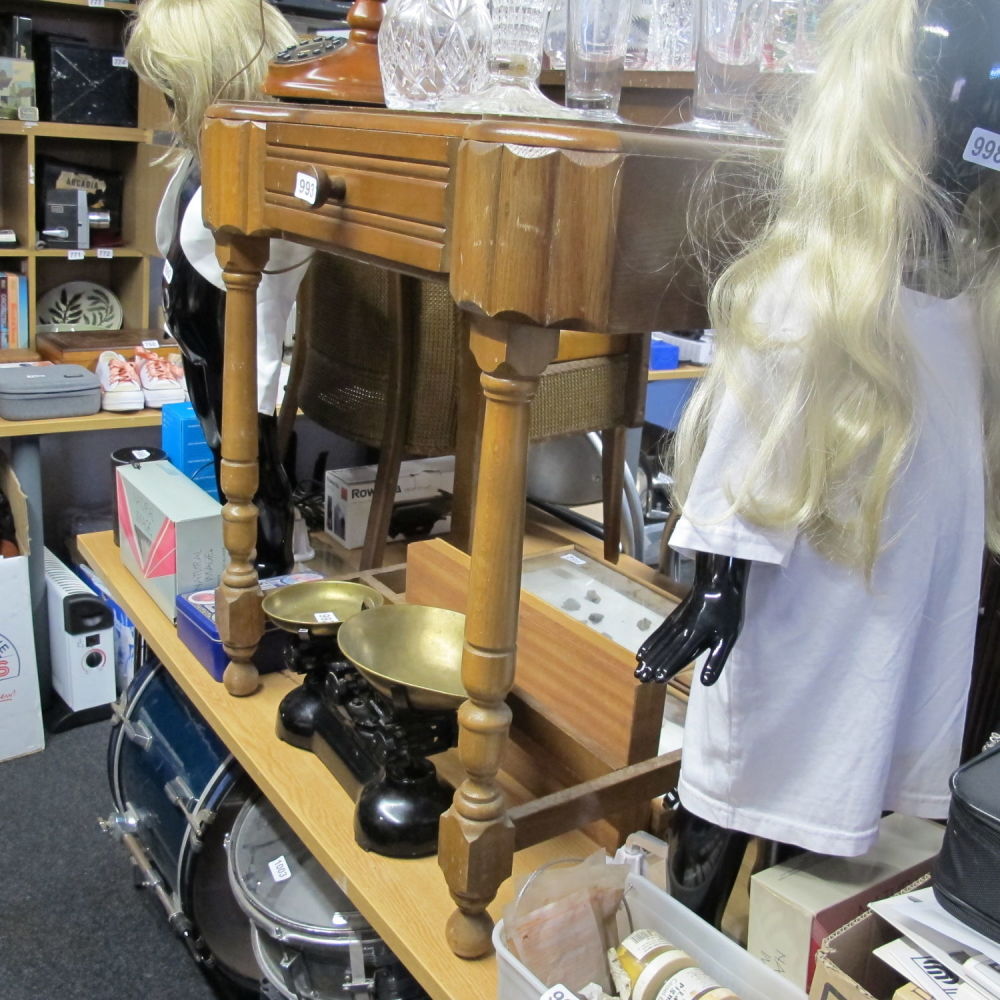 Lot 993: Vintage table