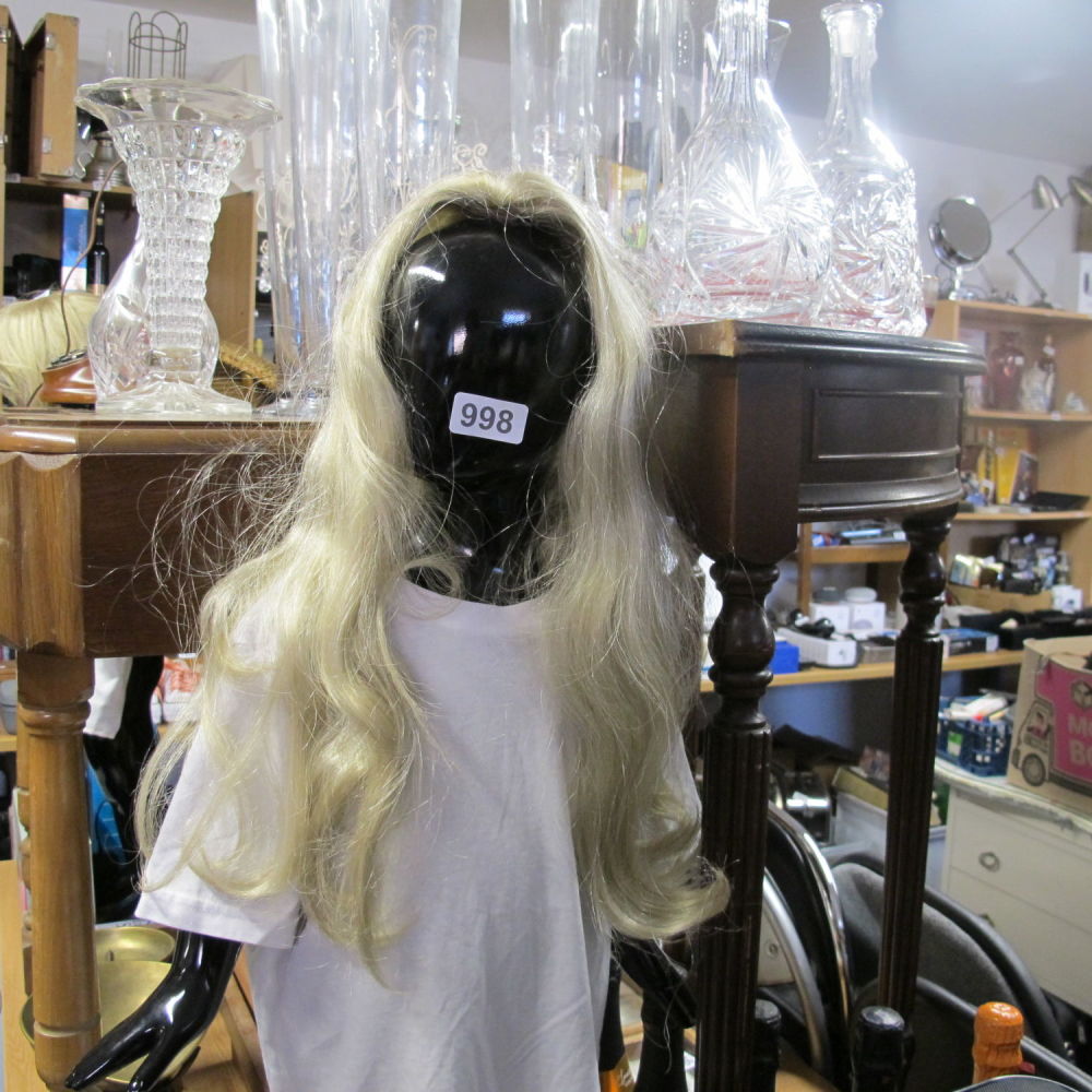 Lot 997: Blond wig