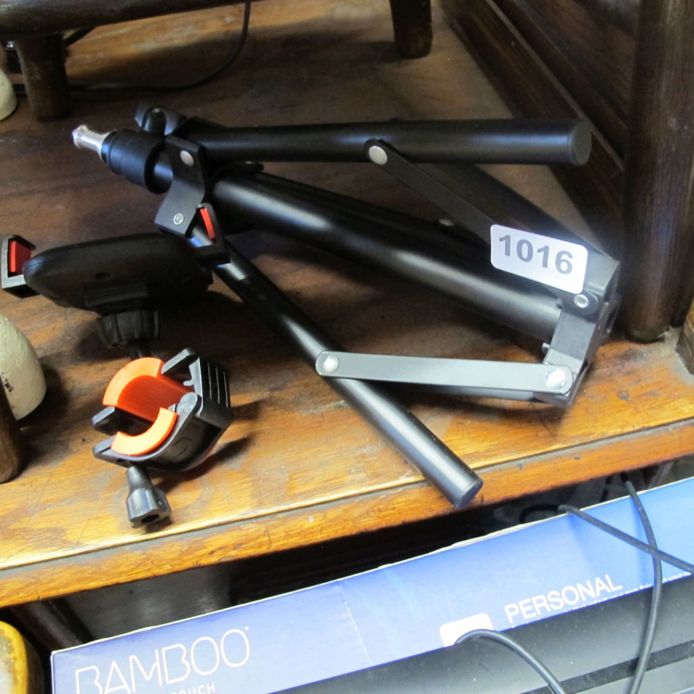 Lot 1016: Tripod