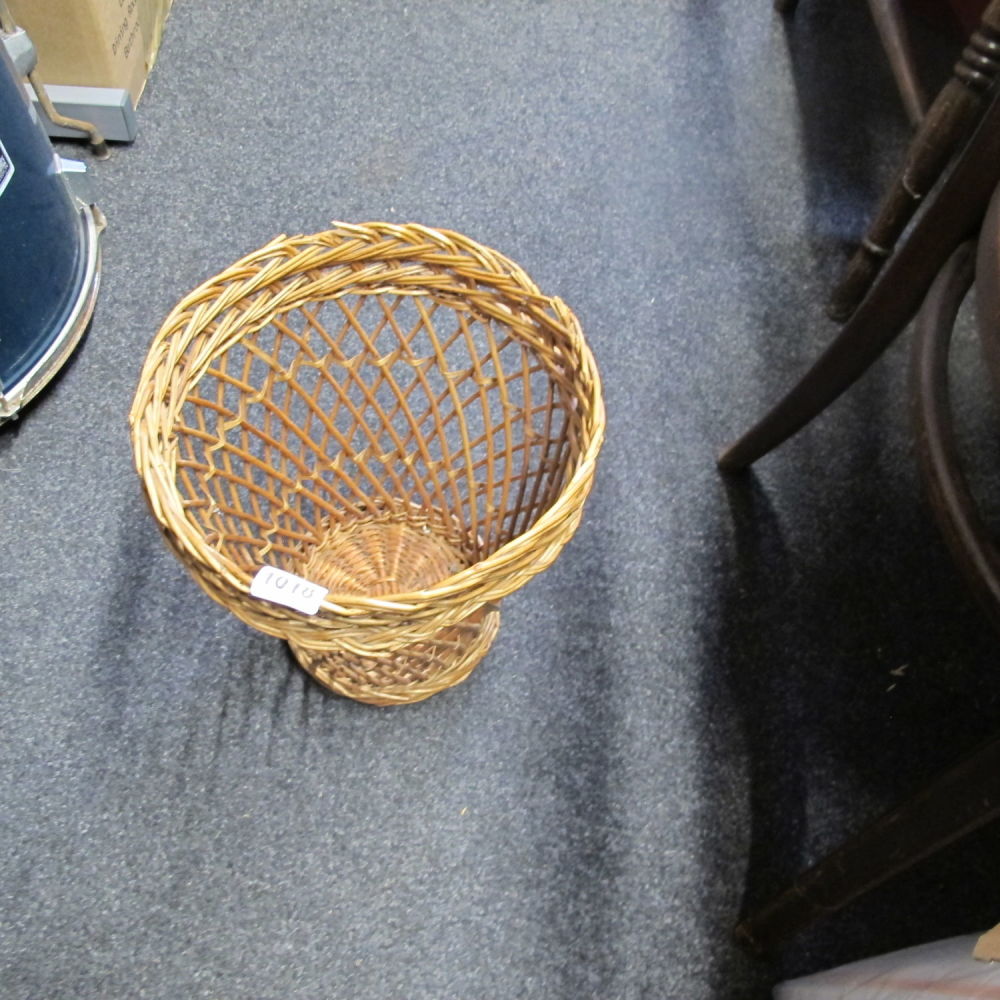 Lot 1018: Wicker waste basket