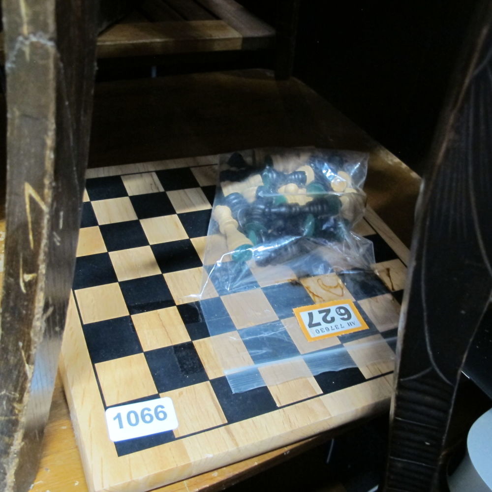 Lot 1066: Chess set
