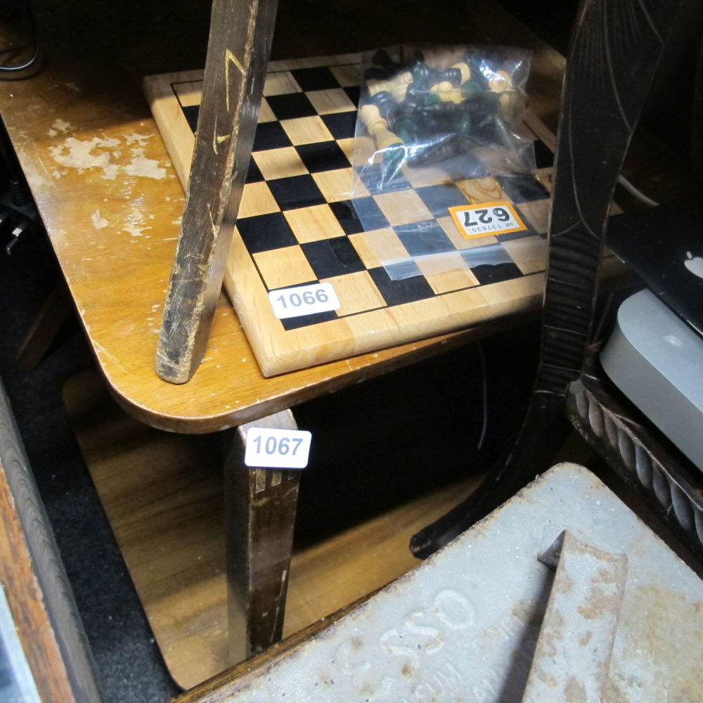 Lot 1067: Vintage table