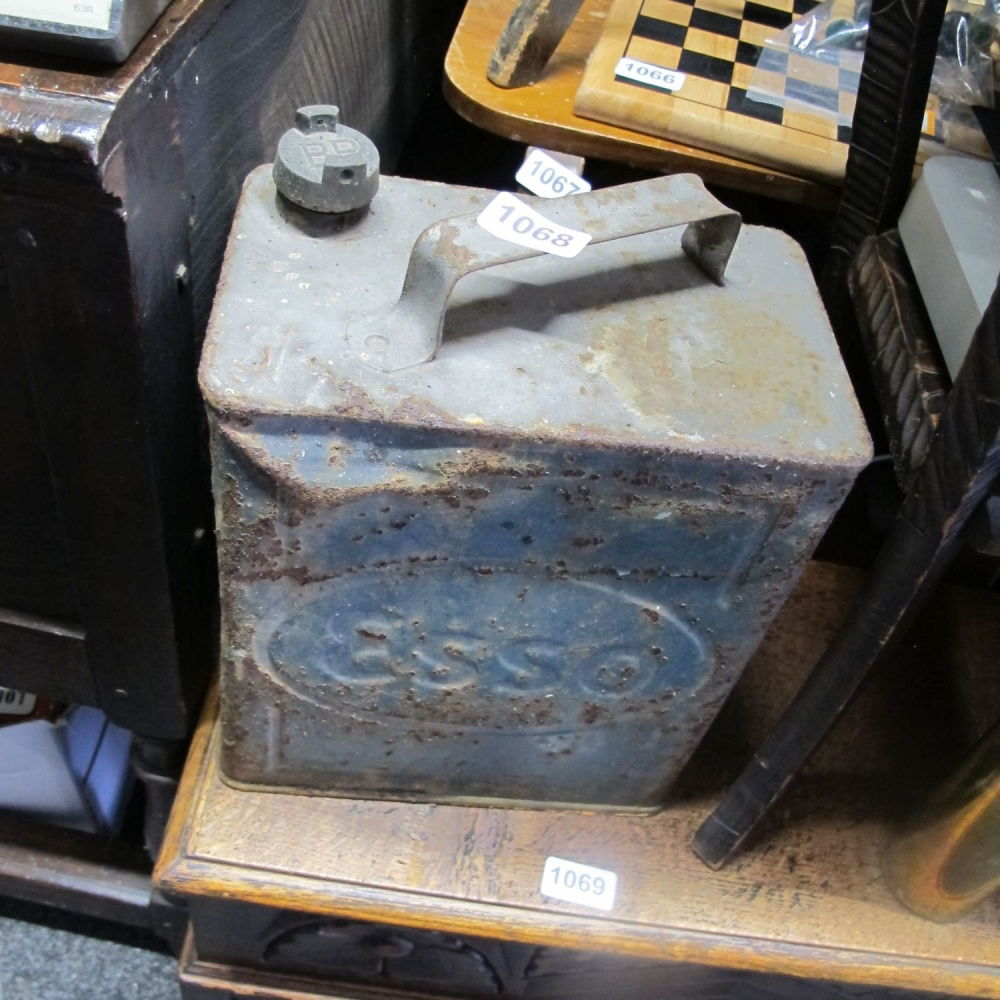Lot 1068: Vintage Esso oil can