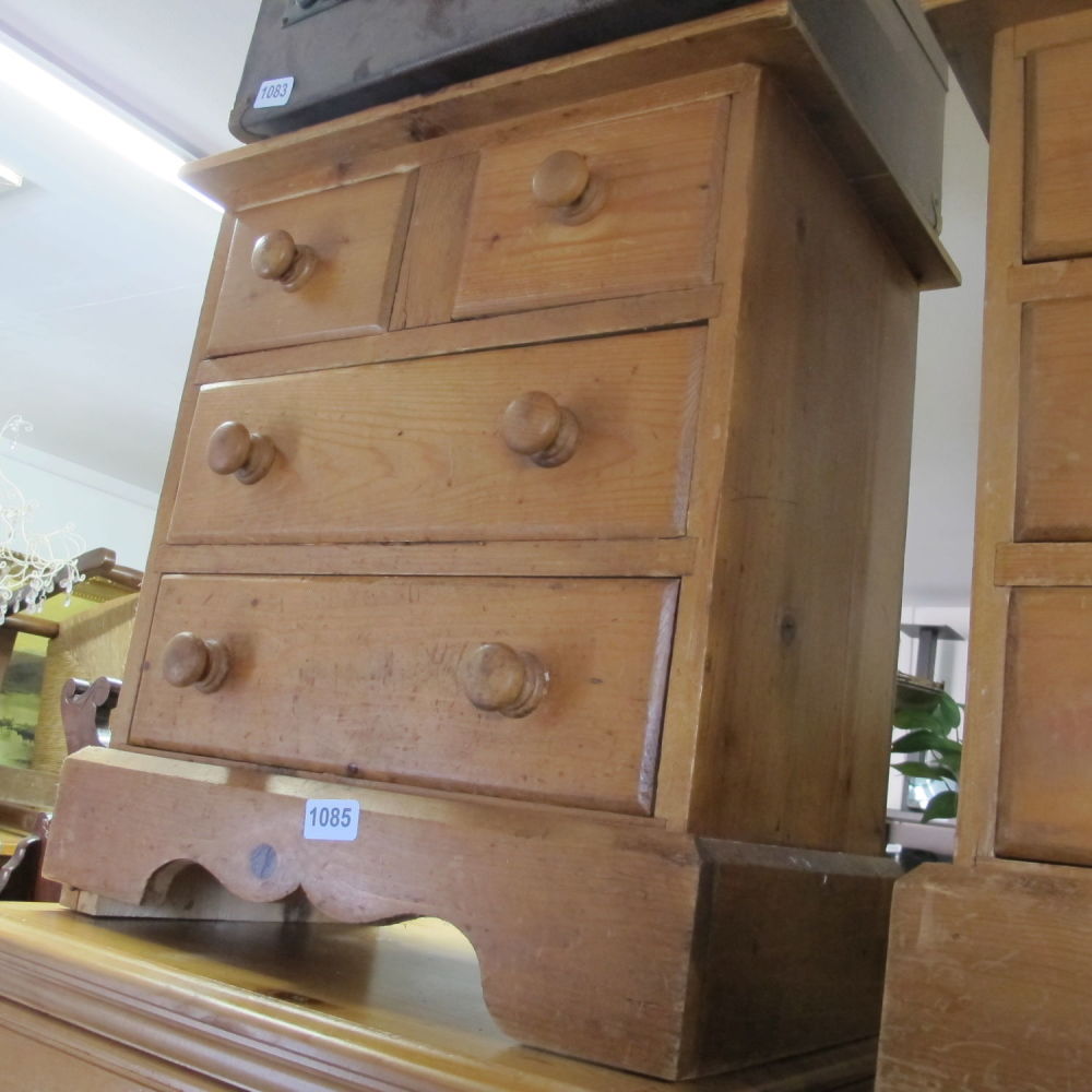 Lot 1085: Small chest of drawers