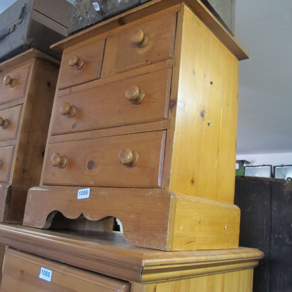 Lot 1086: Small chest of drawers