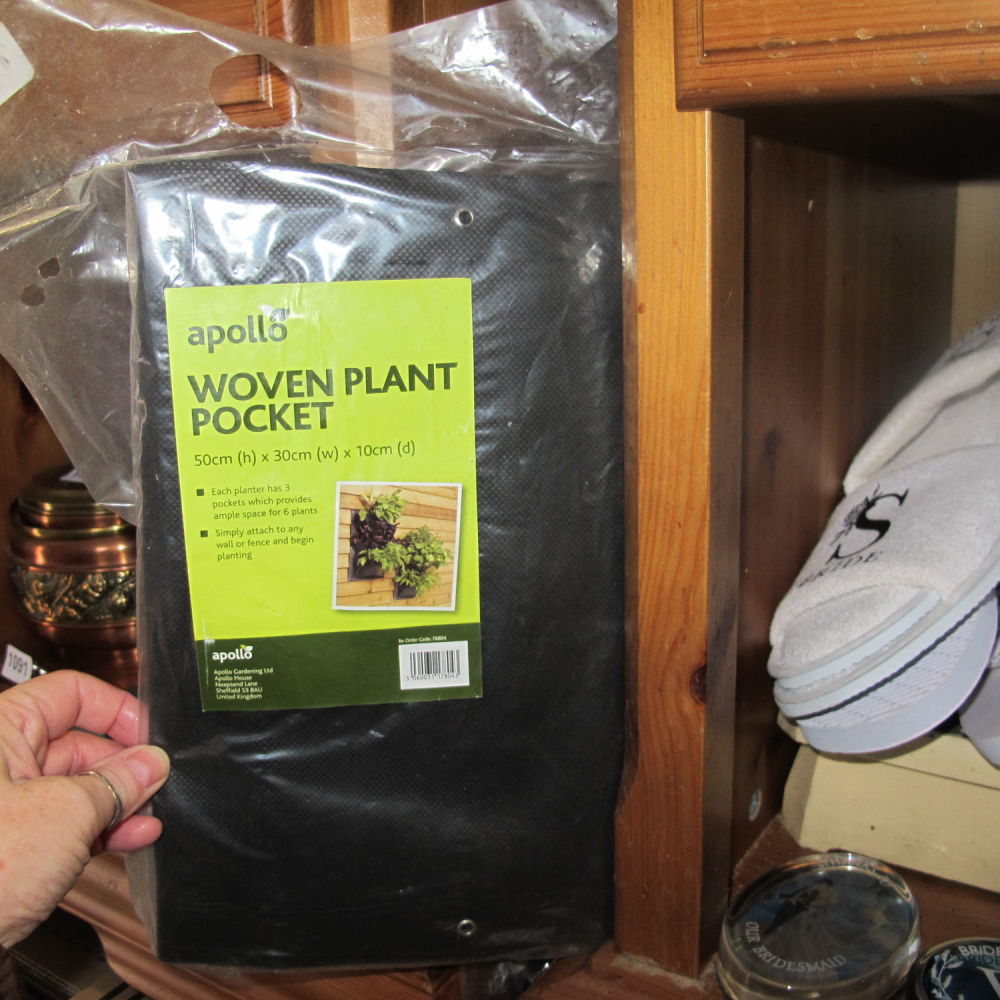 Lot 1093: Woven plant pocket