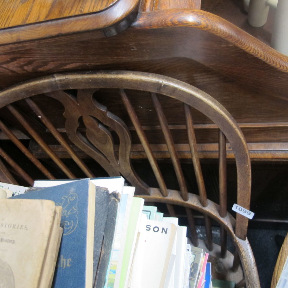 Lot 1099: Antique Windsor chair