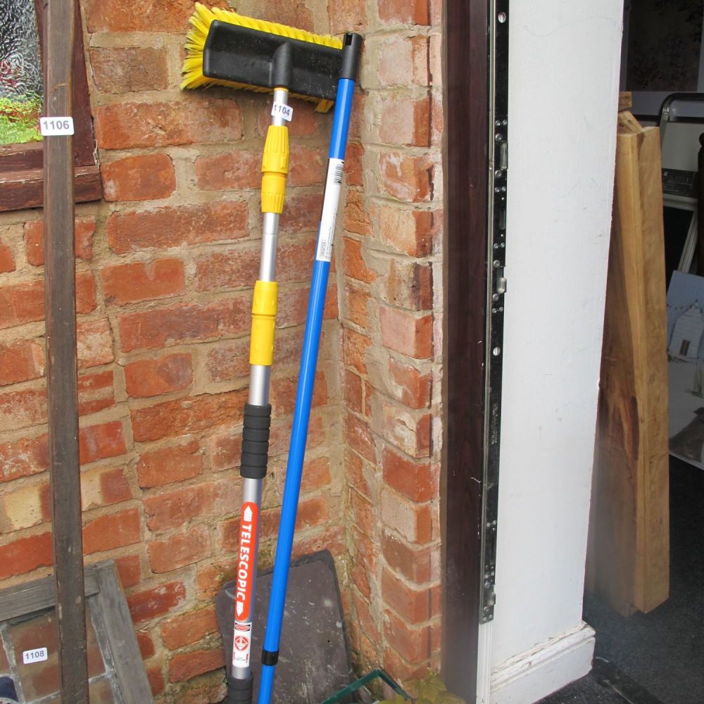Lot 1104: Telescopic brush