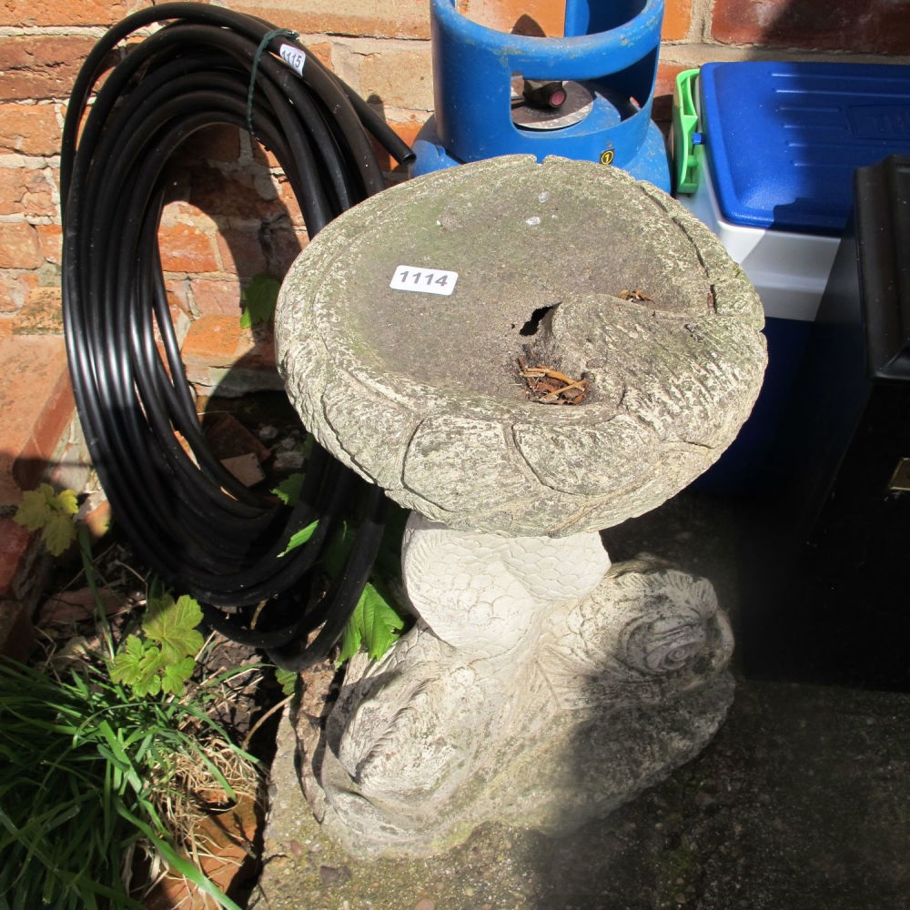 Lot 1114: Bird bath