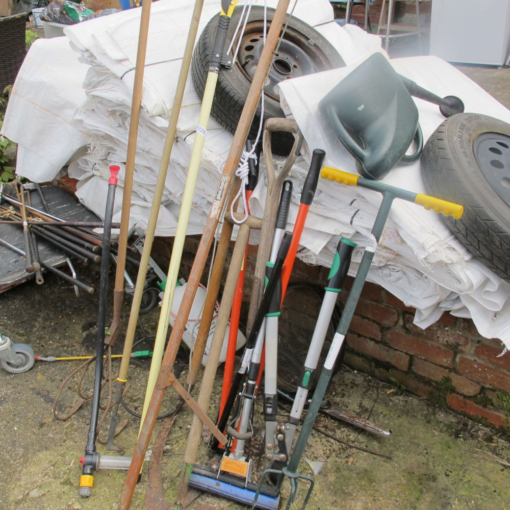 Lot 1129: Garden tools