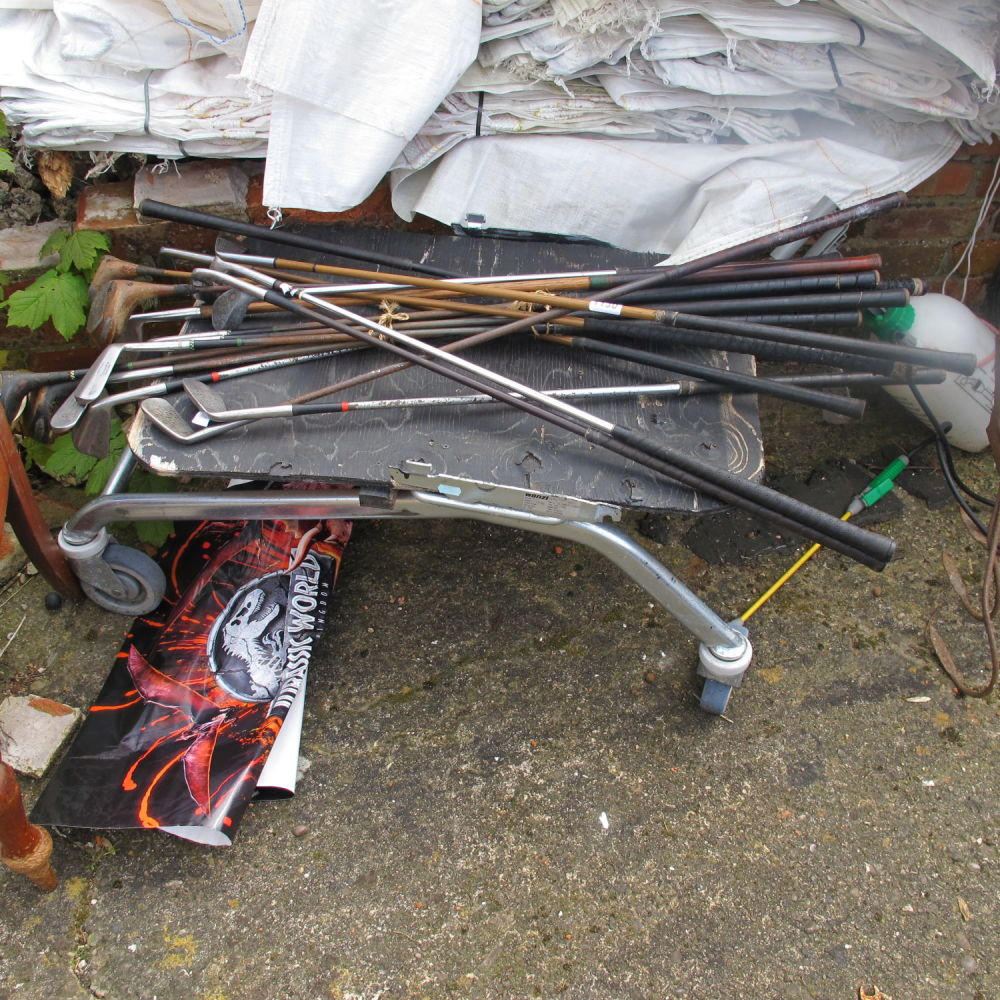 Lot 1130: Golf clubs