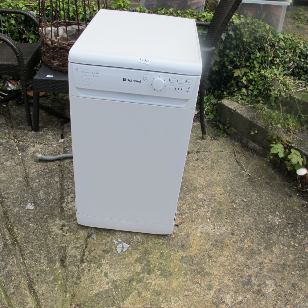 Lot 1132: Hotpoint dishwasher