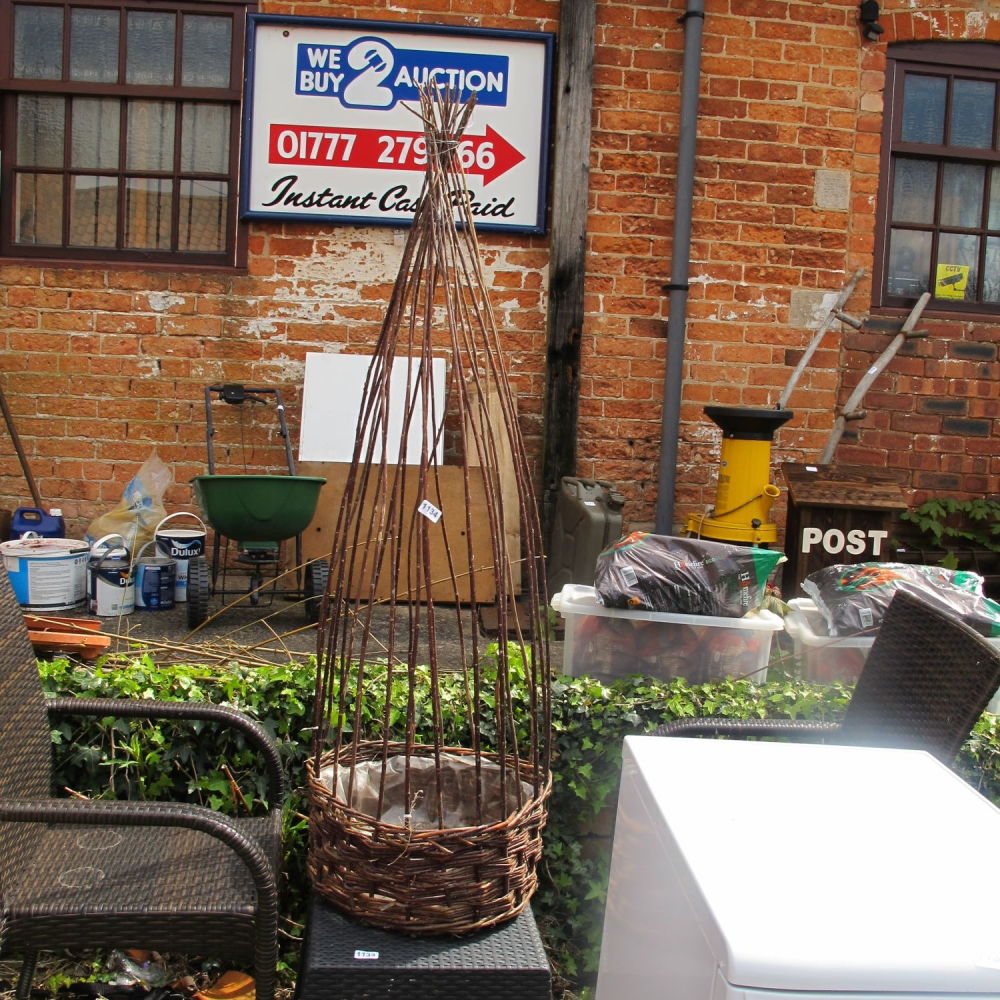 Lot 1134: Plant basket