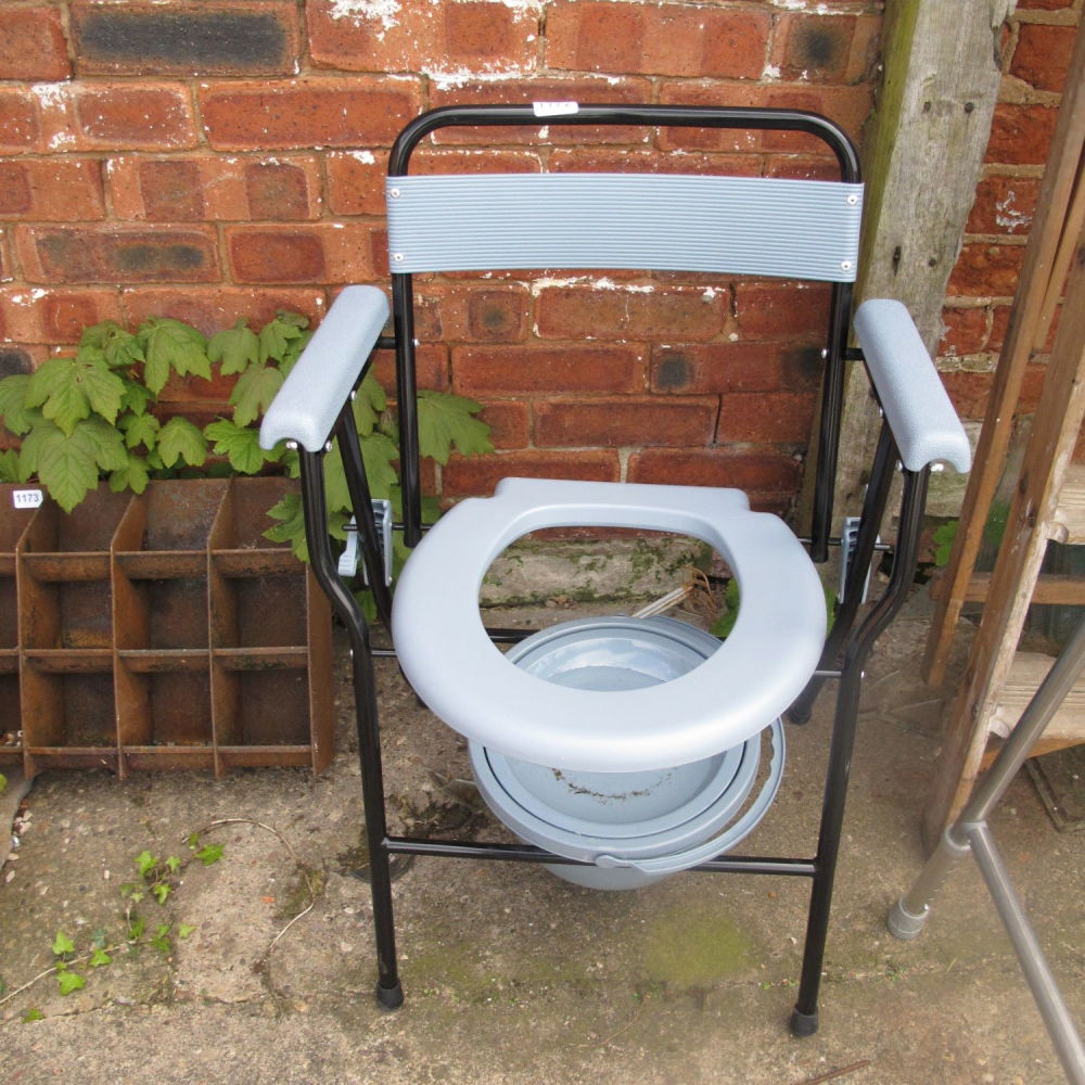 Lot 1172: Commode