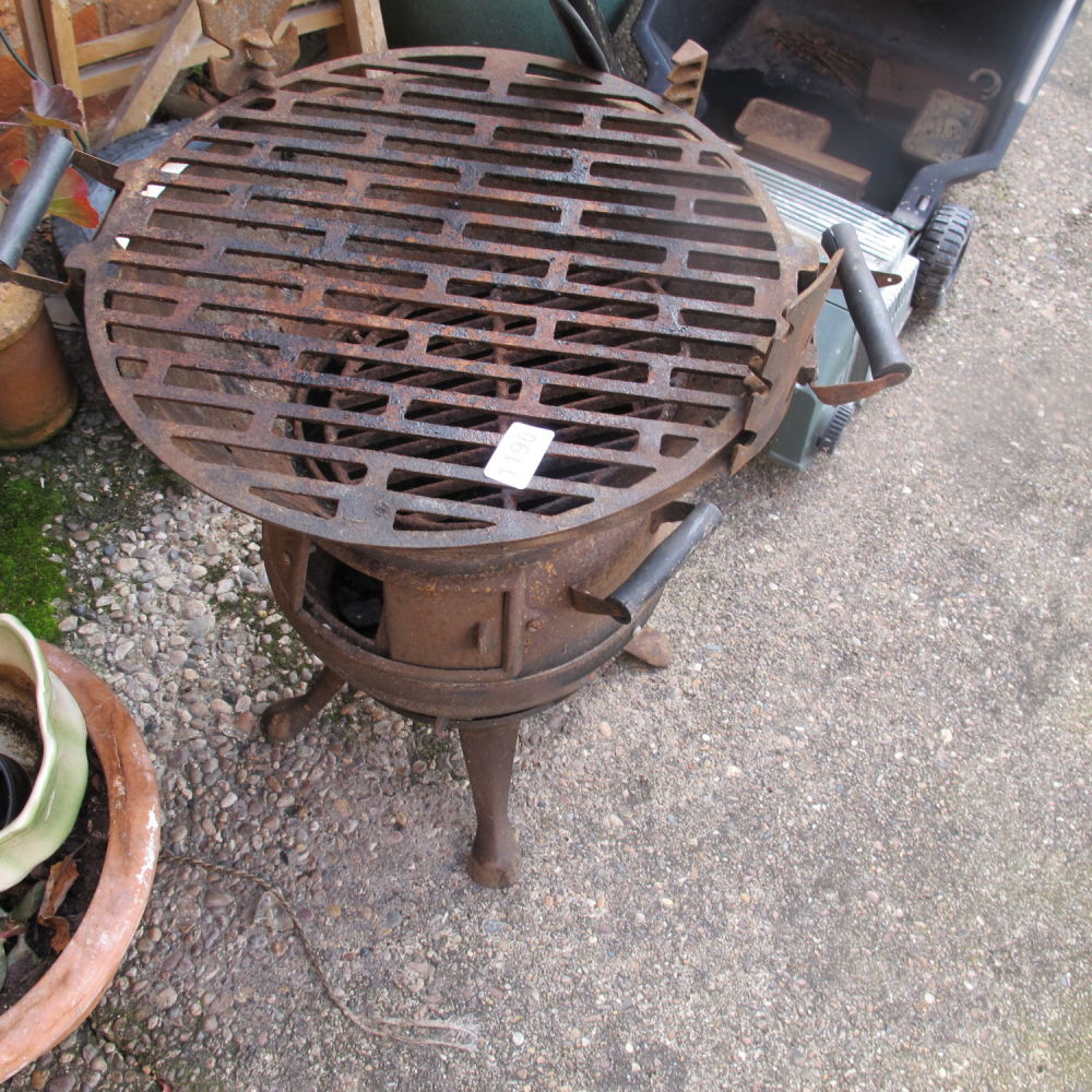 Lot 1190: Cast iron pot belly bbq