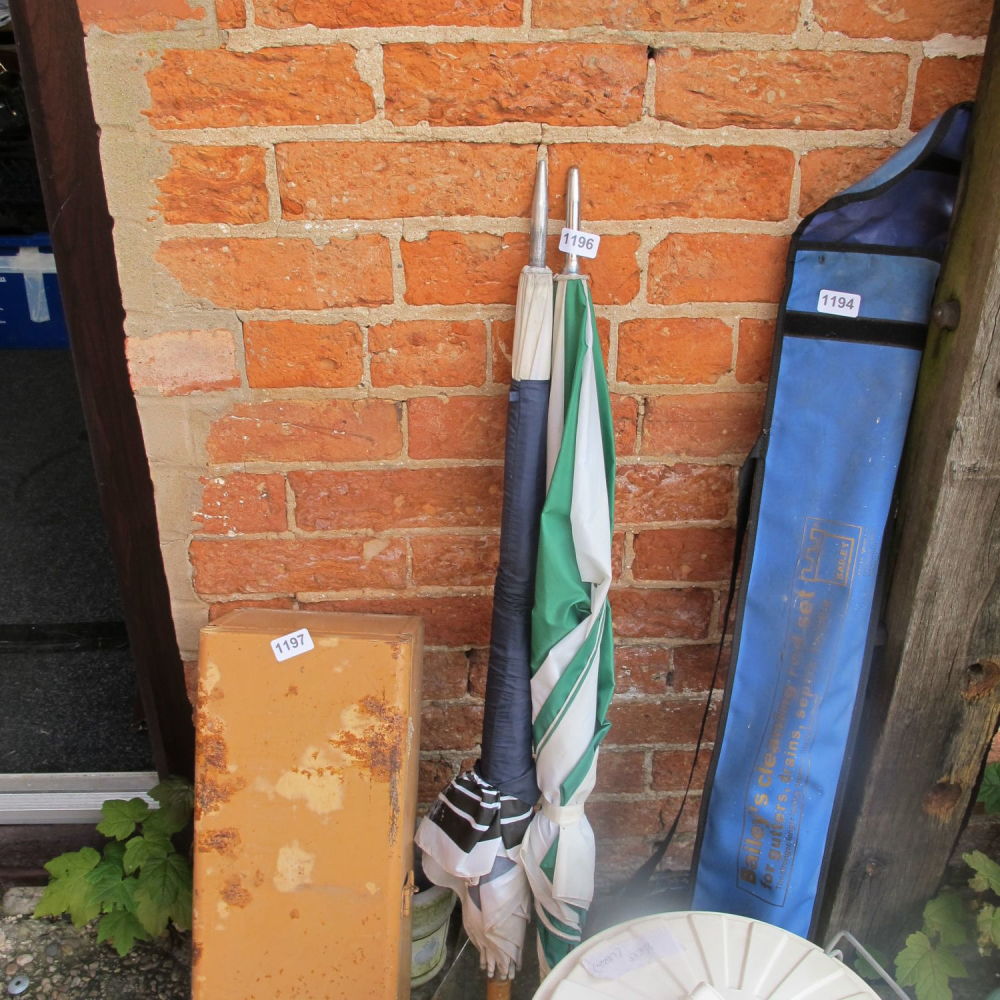 Lot 1196: Golf umbrellas