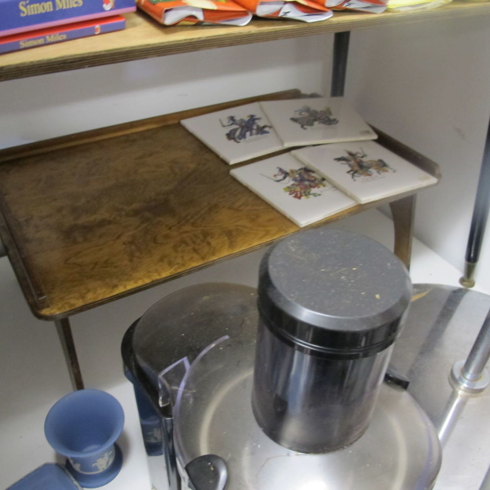 Lot 1282: Vintage tray table