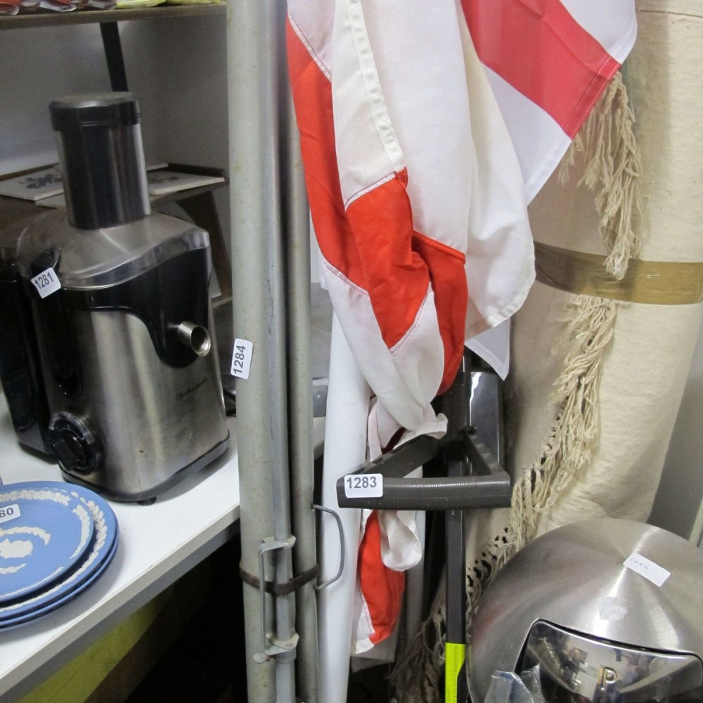 Lot 1284: Projector screen