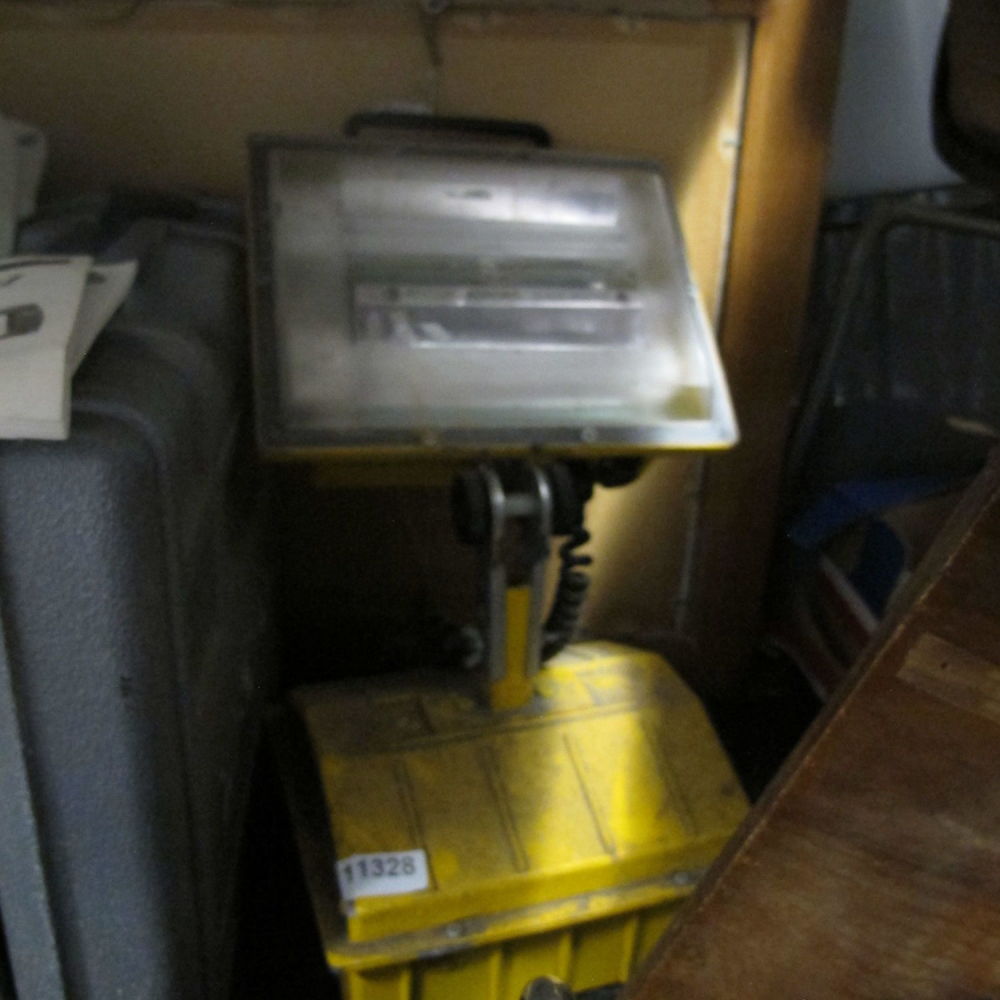 Lot 1328: 110v site light