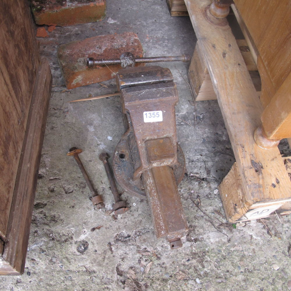 Lot 1355: Bench vice