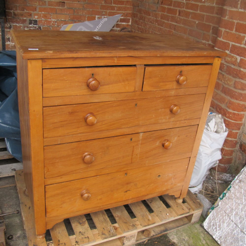 Lot 1356: Chest of drawers
