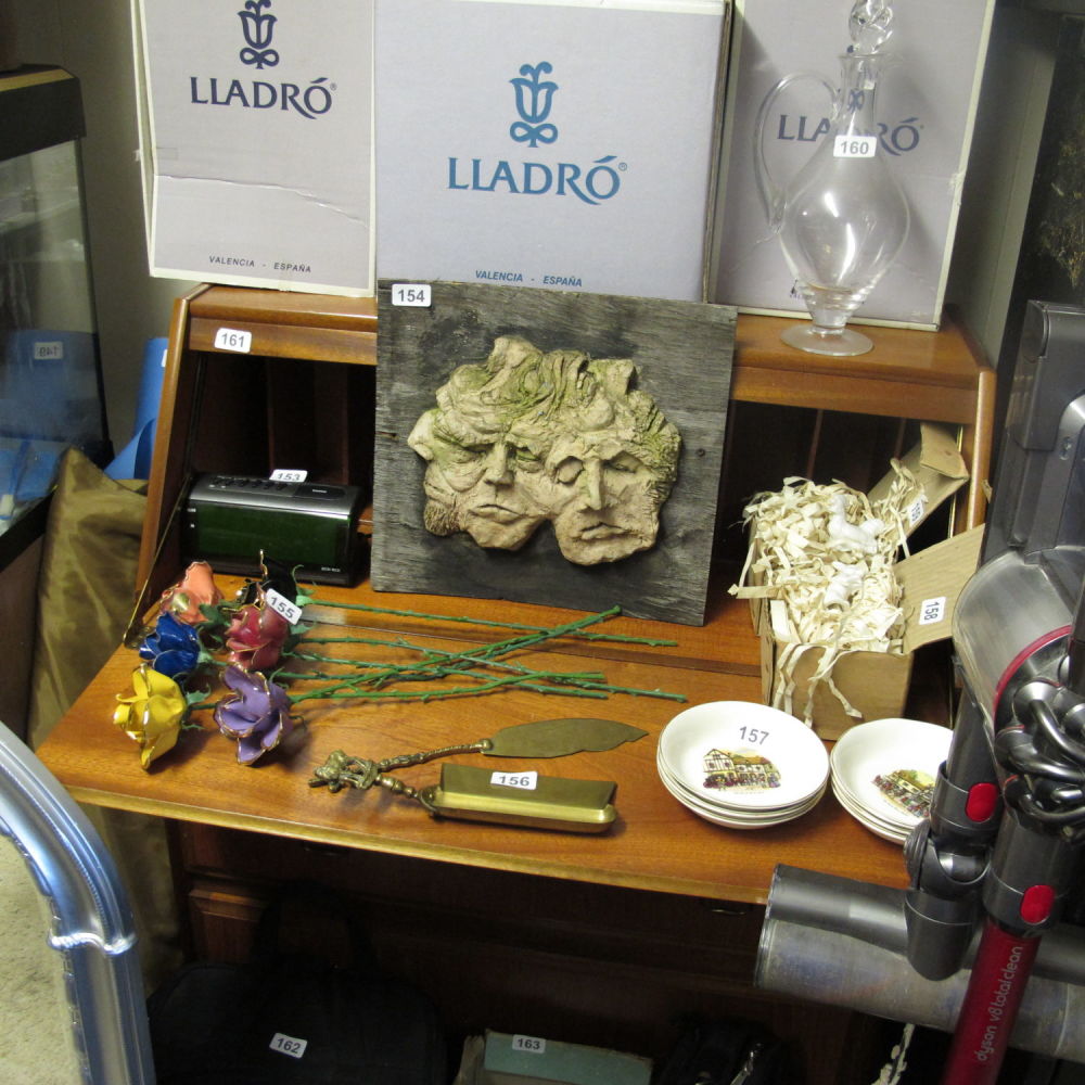 Lot 161: Beautiful writing desk