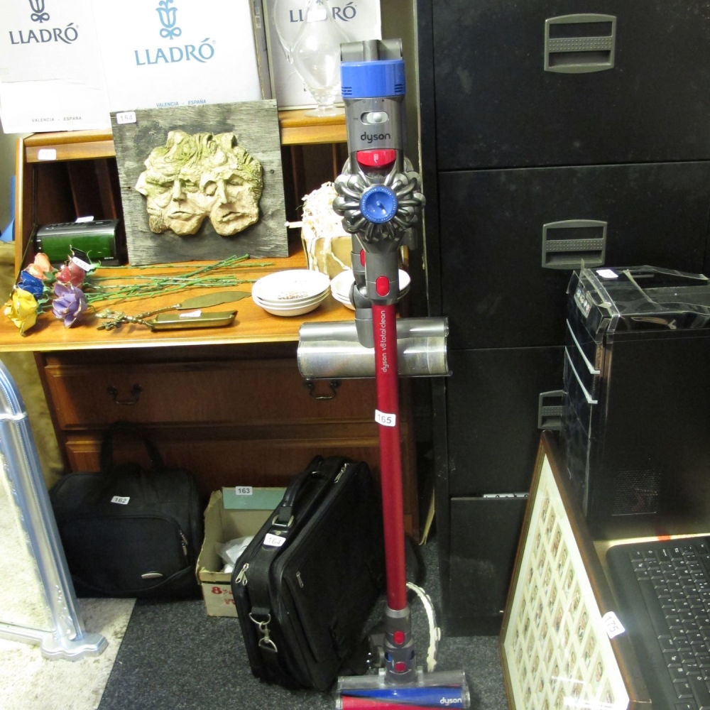 Lot 165: Dyson cordless hoover - V8 Totalclean