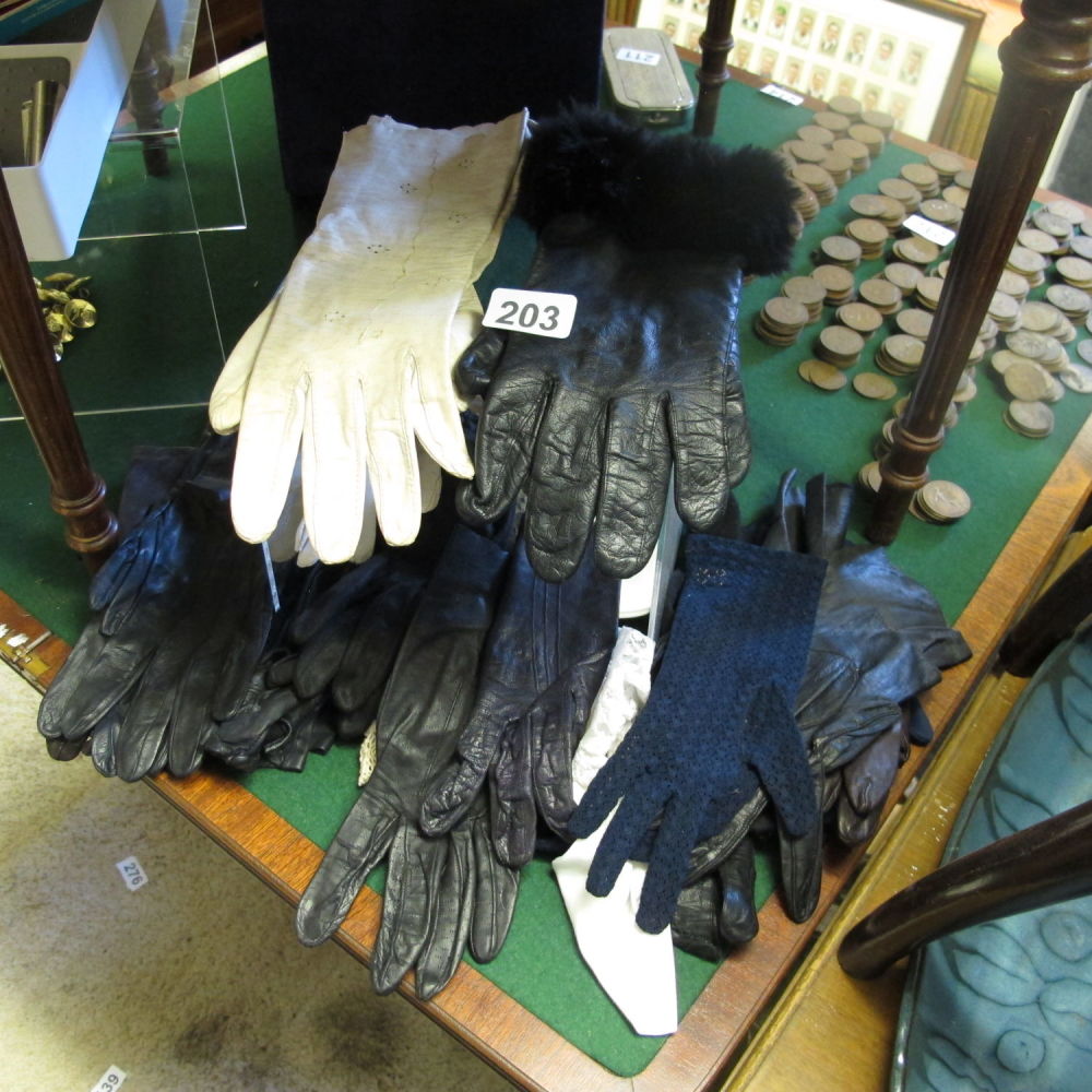 Lot 203: Large quantity of vintage ladies gloves