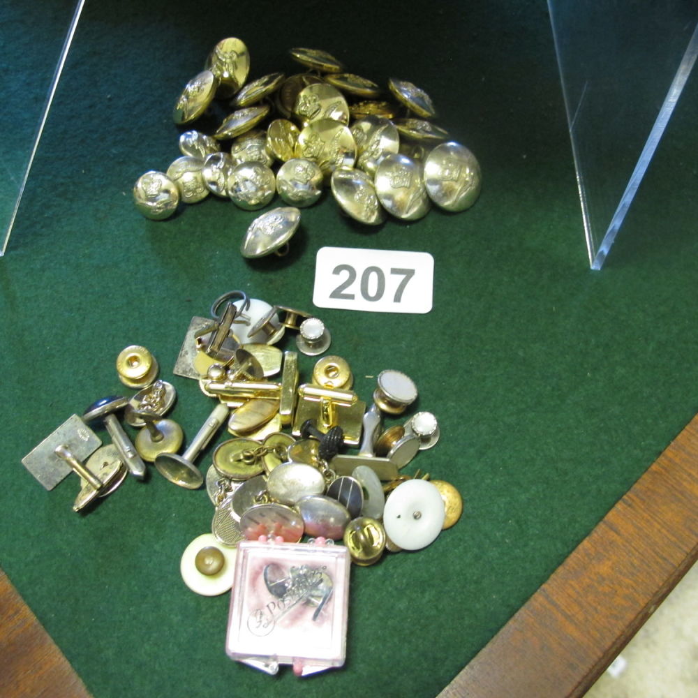 Lot 207: Collection of Royal Airforce buttons and various cuff...