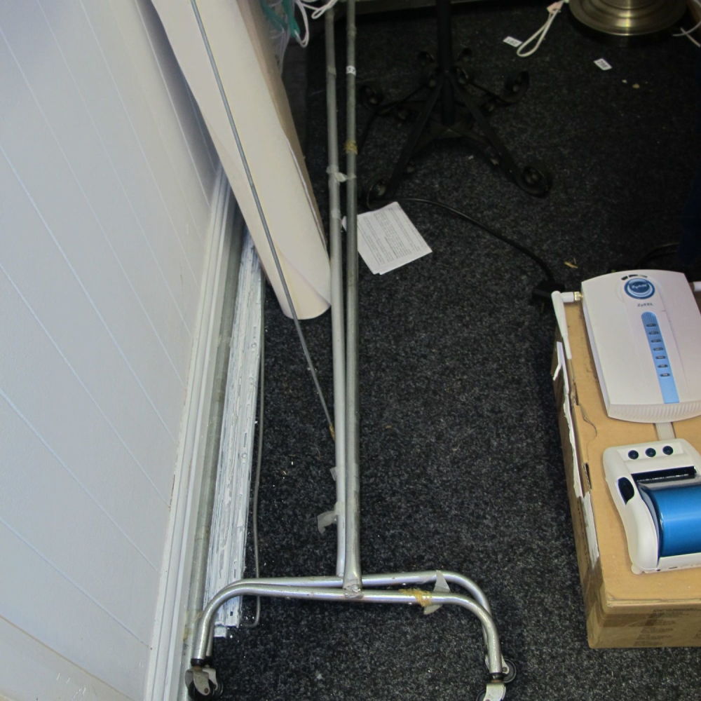 Lot 282: metal clothes rack