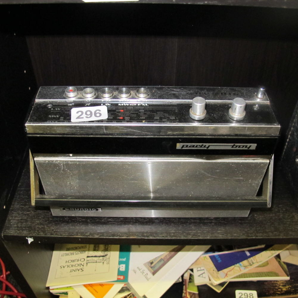 Lot 296: retro roberts party boy radio
