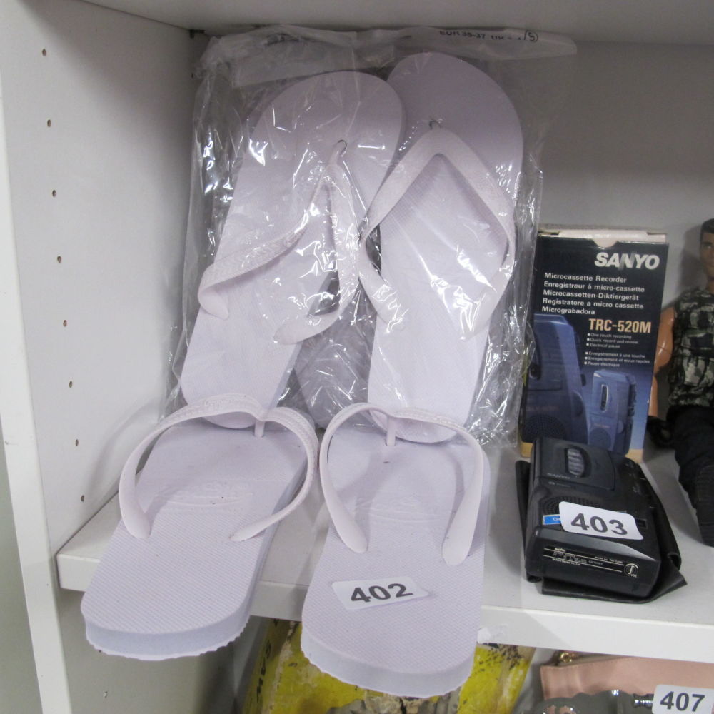 Lot 402: job lot of new flip flops