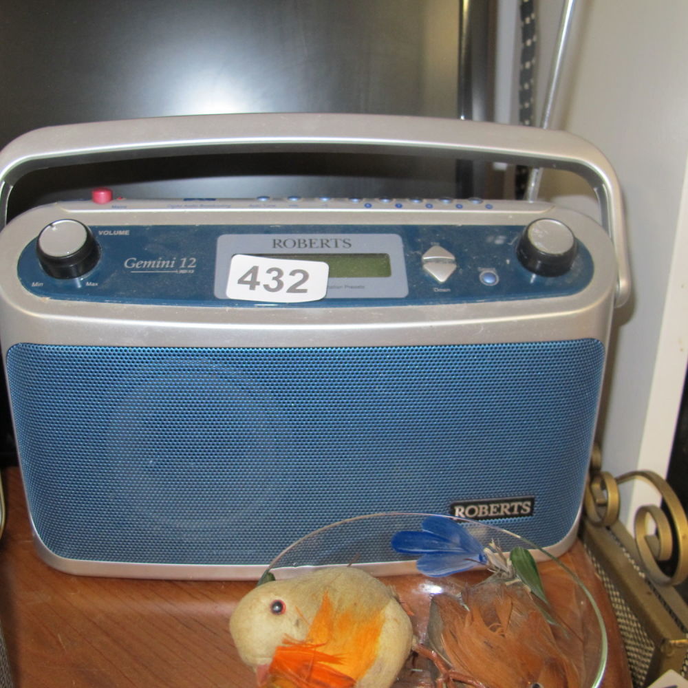 Lot 432: roberts gemini 12 radio