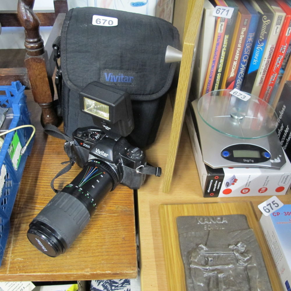 Lot 670: Vivatar V2000 Slr camera with zoom lens flash...