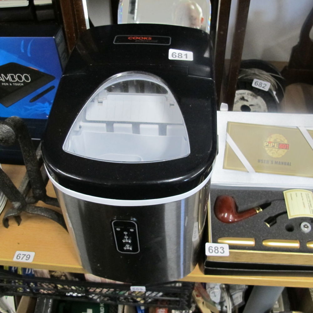 Lot 681: Cooks professional ice maker