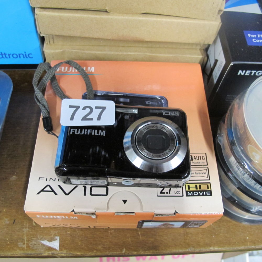 Lot 727: Fuji fine pix AV10 mega pixel camera