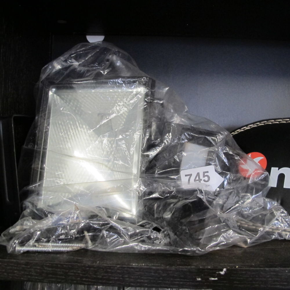 Lot 745: Pir motion detecting wall mounted light
