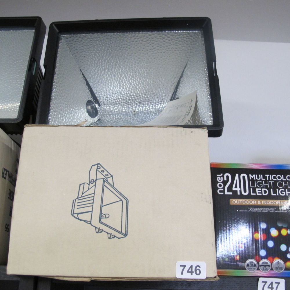 Lot 746: Large wall mounted flood light