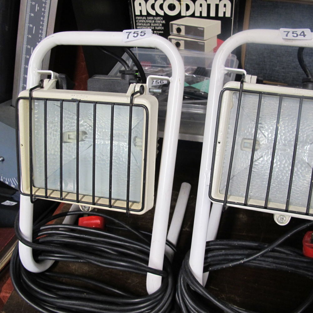Lot 755: Large floodlight