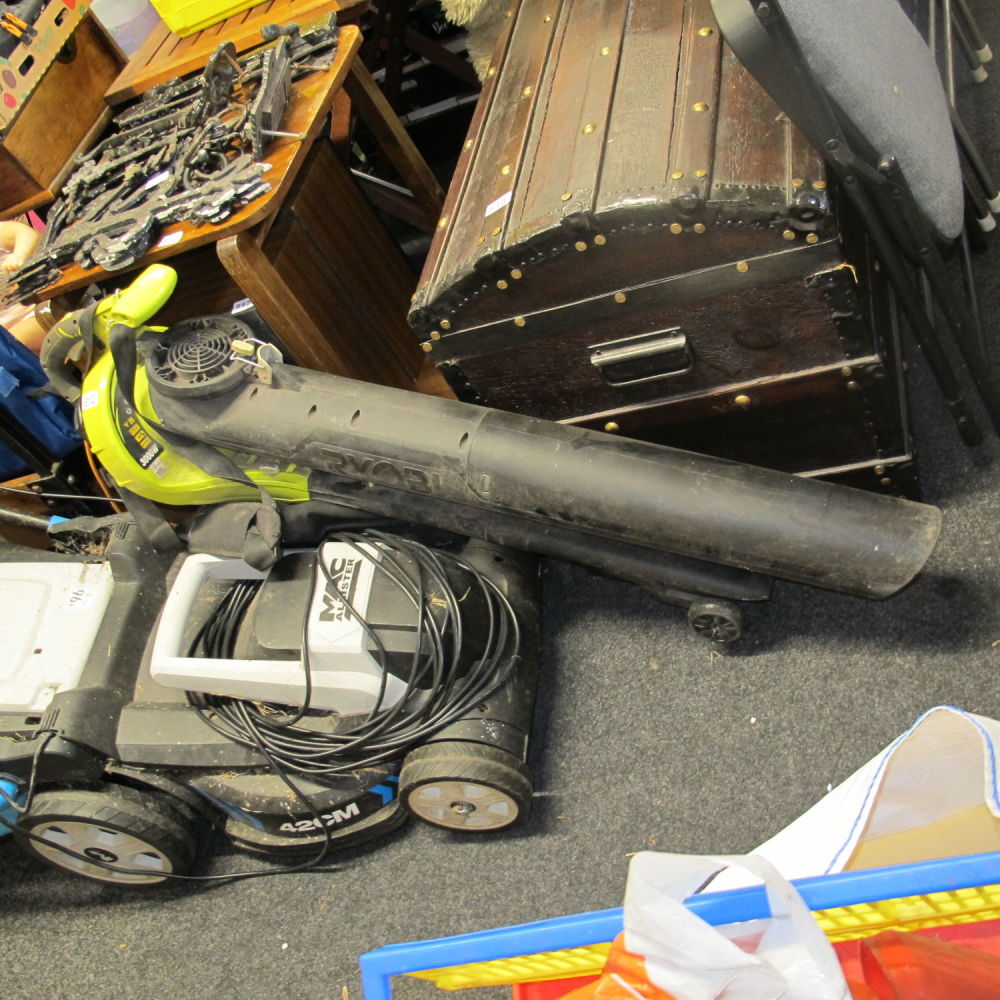 Lot 812: Ryobi leaf blower / sucker