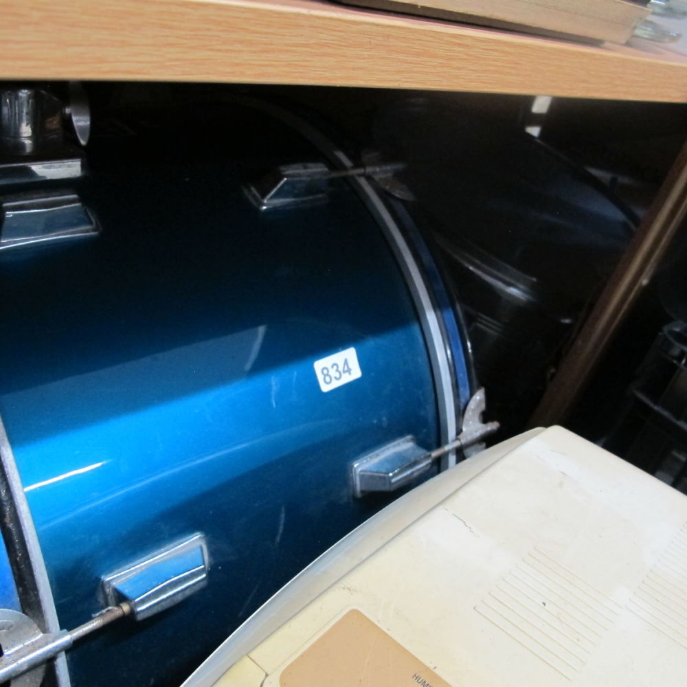 Lot 834: Drums kit