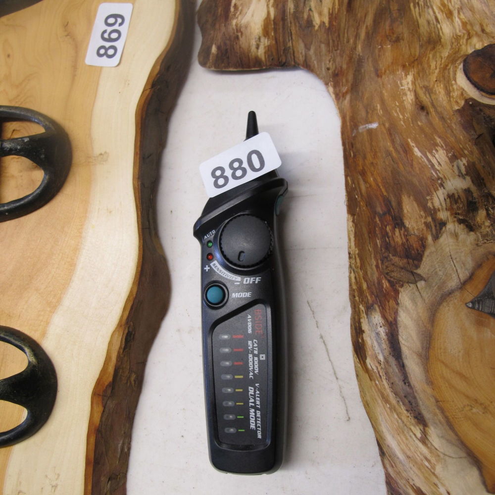 Lot 880: Bside V-alert voltage detector 