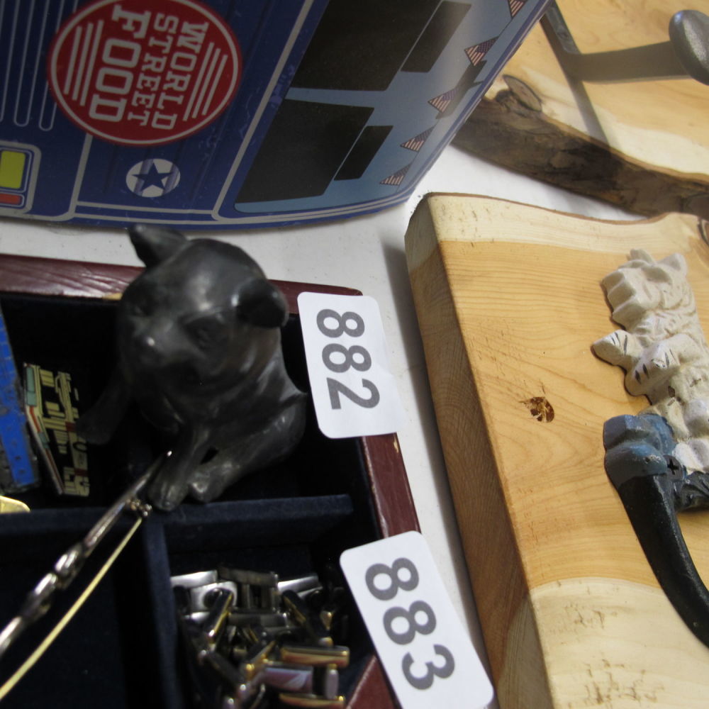 Lot 882: Small pig figurine to hold pins