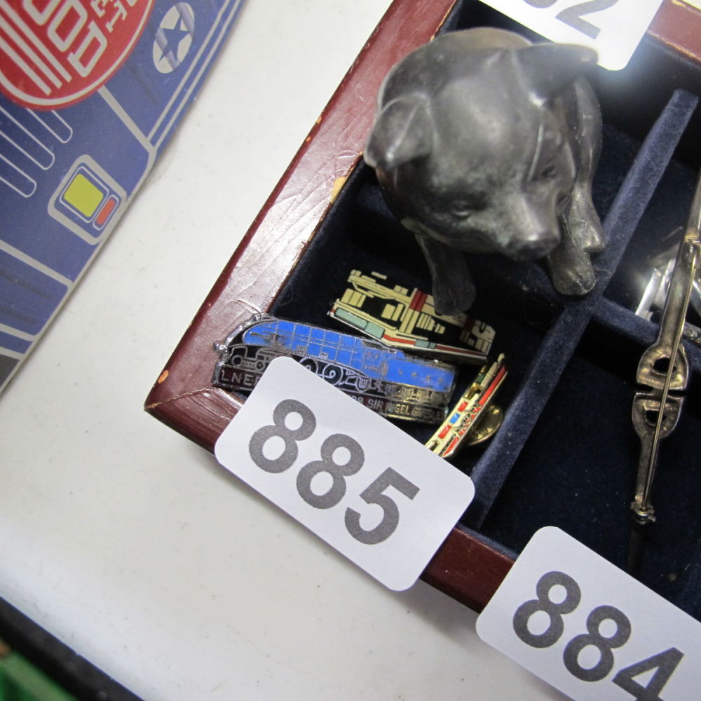 Lot 885: Enamel railway pins 