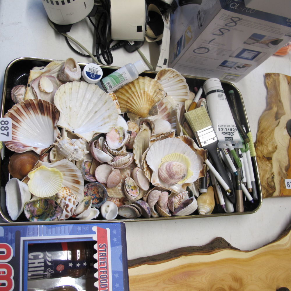 Lot 887: Large collection of shells and decoupage craft items 