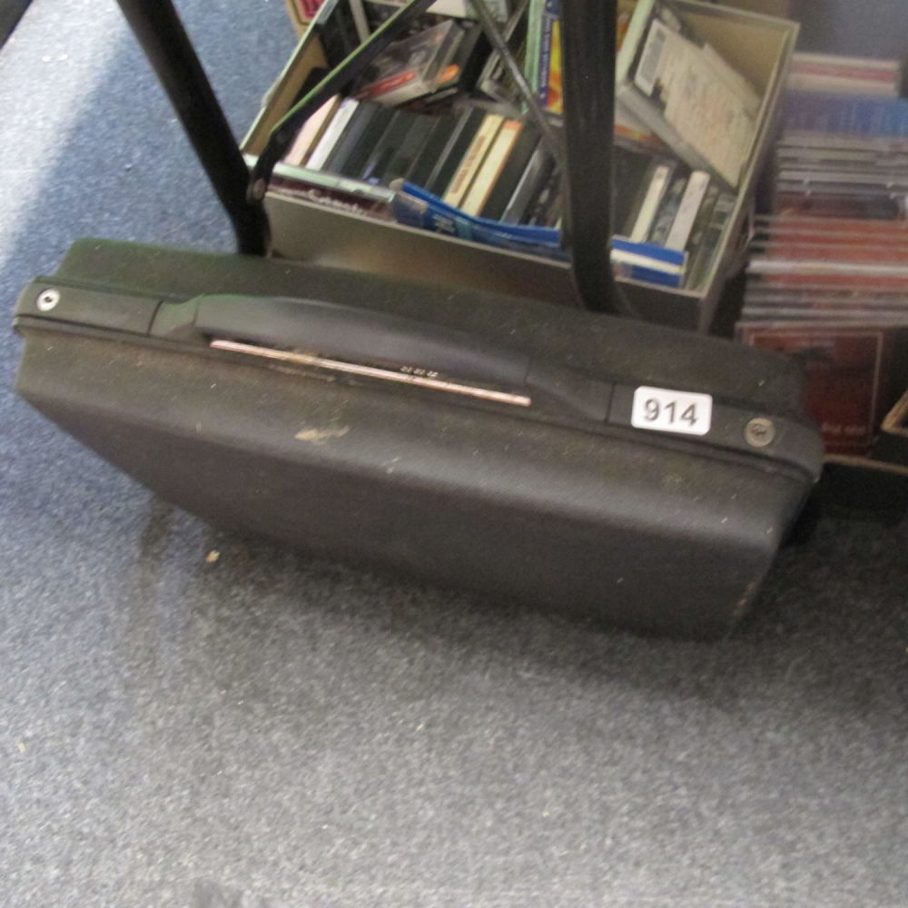 Lot 914: 007 james bond instant wanker satchell