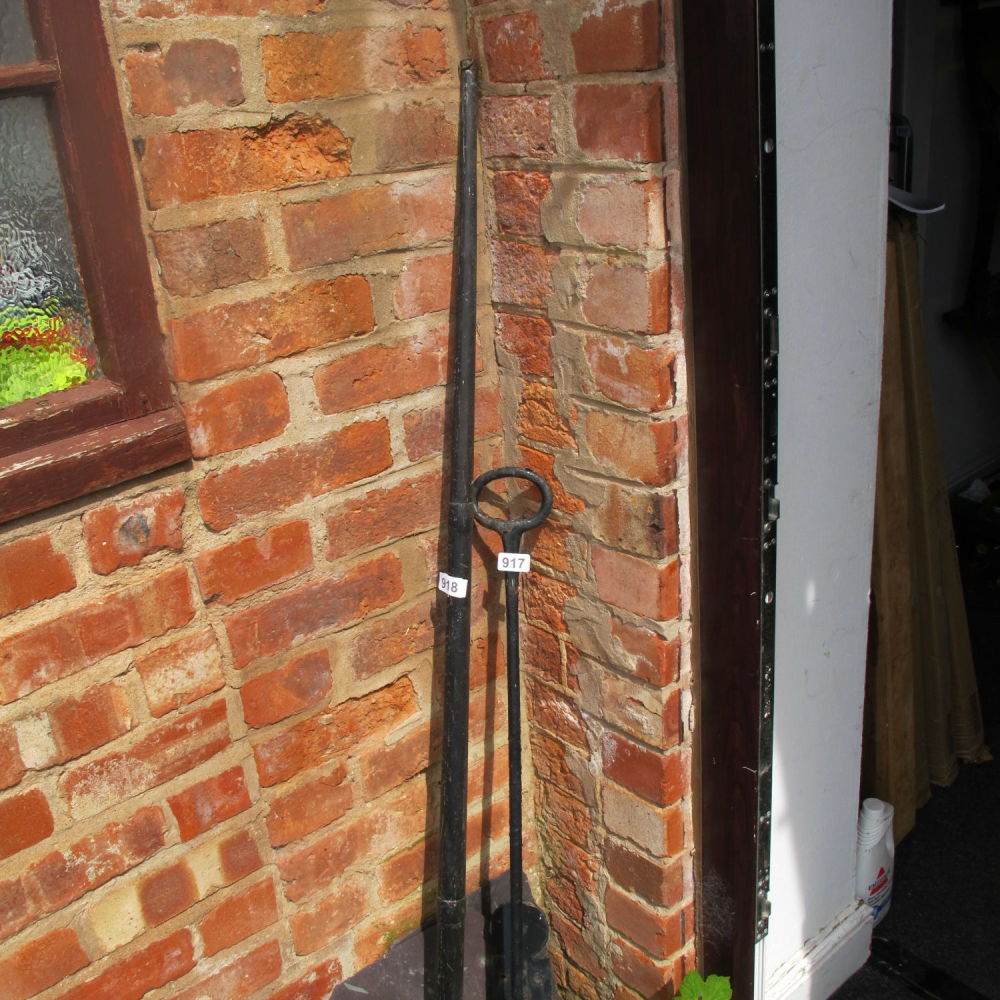 Lot 918: metal snooker cue case