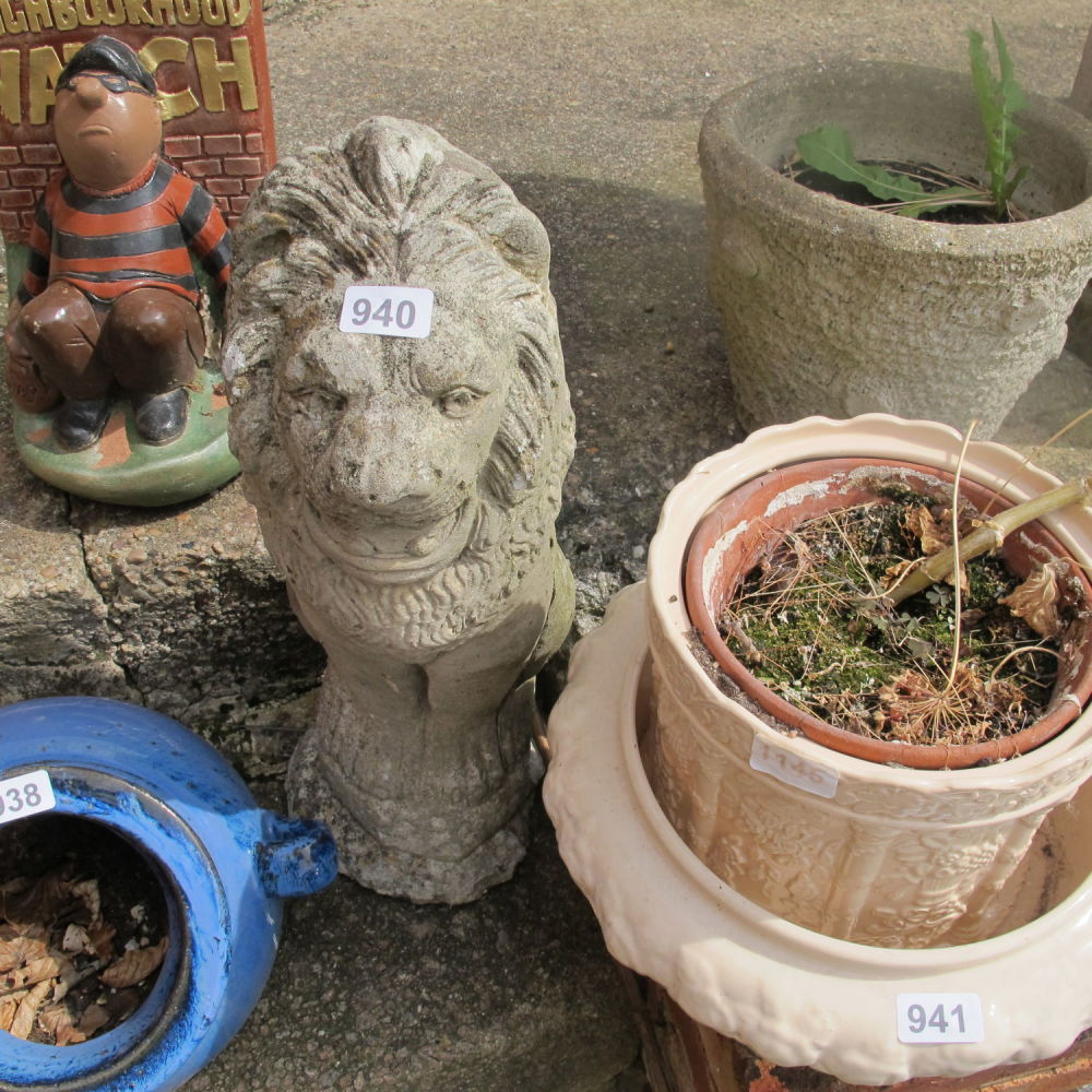 Lot 940: Stoneware lion