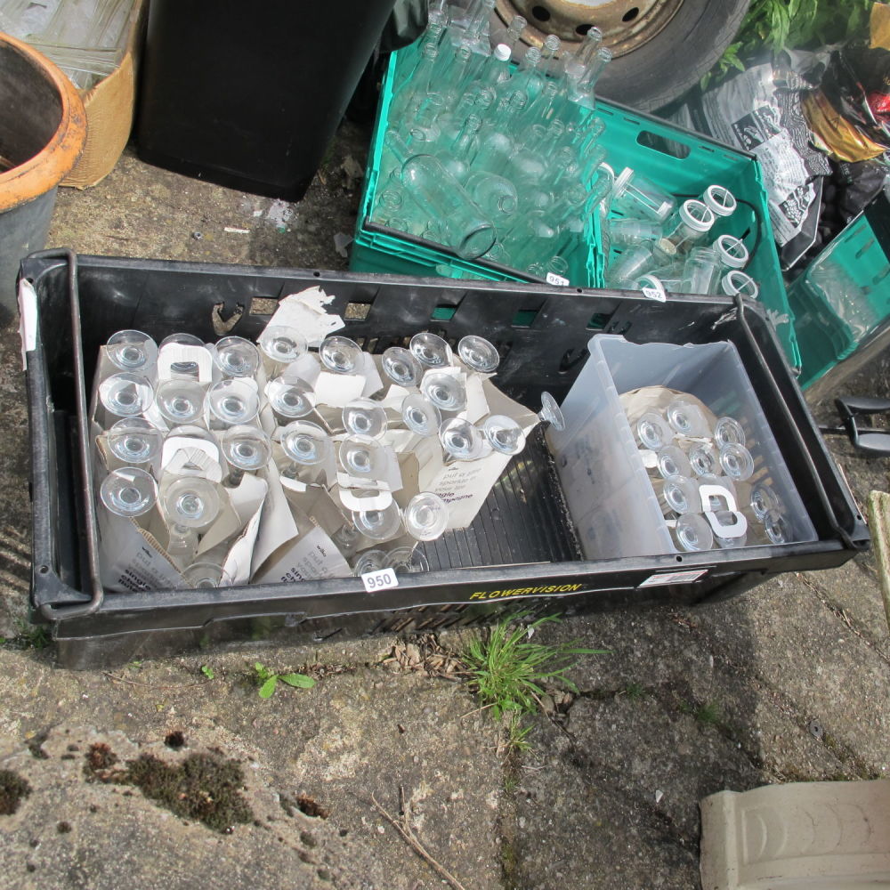 Lot 950: Job lot of stem glasses 