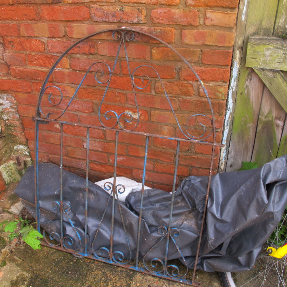 Lot 976: Metal garden gate